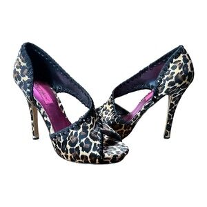 𝅺Betsey Johnson Satin Leopard Print Platform Heels Size 8